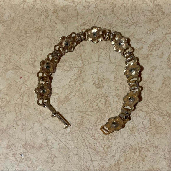 St. Patrick’s Day: mug, leprechaun, ngold plated/tone bracelet with green stone. - Picture 8 of 9